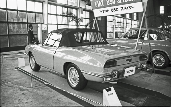 (33-3b)(213-10) 1970 Fiat 850 Spider.jpg