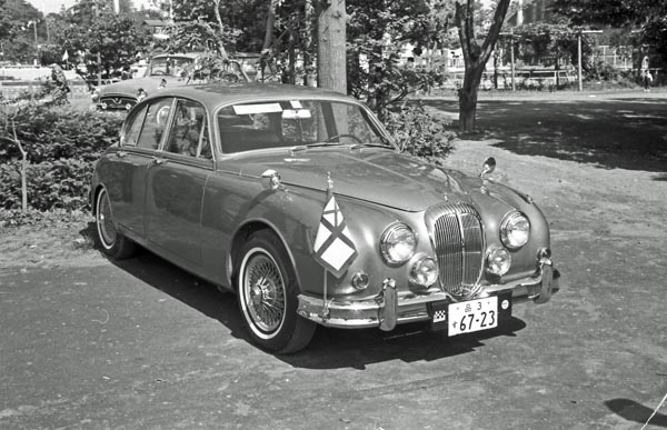 62-1b (114-25) 1962-69 Daimler 2.5Litre V8 250 Saloon.jpg
