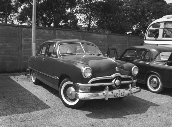 (095-45) 1950 Ford Custom 4dr Sedan.jpg