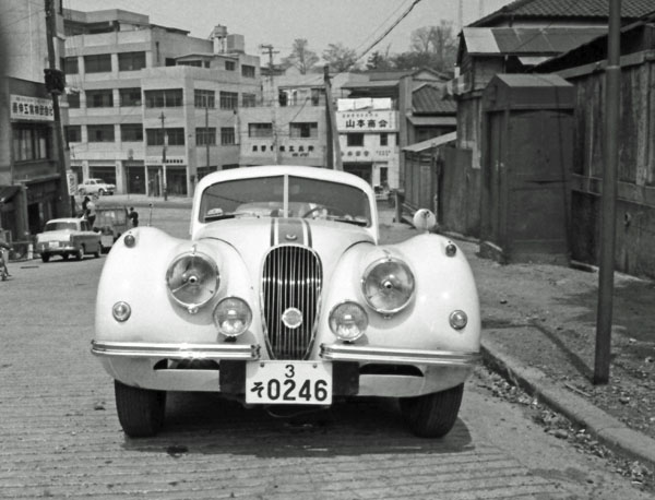 (01-1a)(096-40) 1951-54 Jaguar XK120 Fixed Head Coupe.jpg