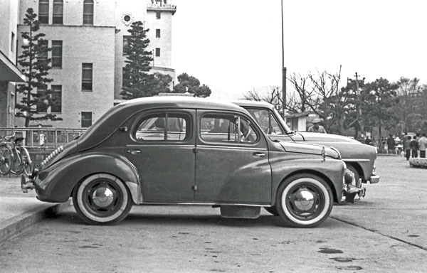 (01-1b)013-34＊ 1953 Hino-Renault 4CV (初代モデル）.JPG