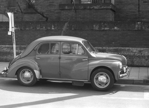 (01-1c)(075-07) 1954 Renault 4CV (フランス製・バンパー延長なし）.jpg