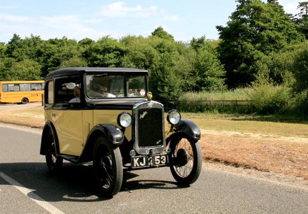 (01-2b5)10-07-05_0021 1934 Austin 7(　ﾋﾞｭｰﾘｰの近くですれ違った車）.JPG