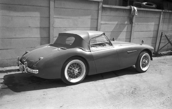 (01-3c)(054-03) 1953-56 Austin Healey 100.jpg