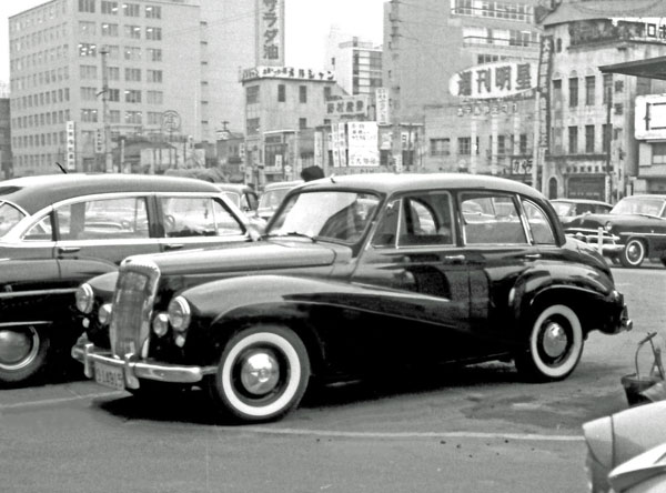 (01-3e2)(045-18) 1953-56 Daimler Conquest Saloon.jpg