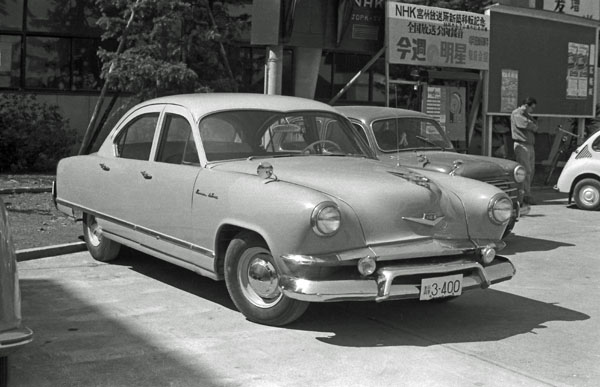 (01-5a)013-05 1952 Kaiser Deluxe 4dr Sedan.JPG