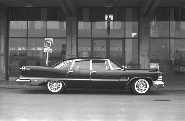 (01-6b)(005-18)＊1959 Imperial LeBaron 4dr Sedan.jpg