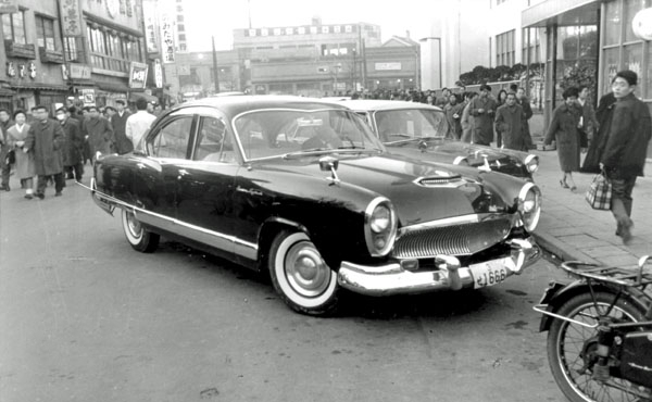 (01-7a)(075-33) 1954 Kaiser Manhattan 4dr Sedan.jpg