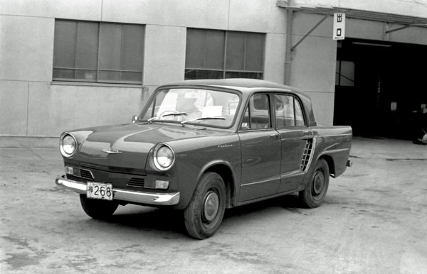 (01-8a)(056-37) 1961 Hino Contessa 900　４dr　Sedan（初代）.jpg