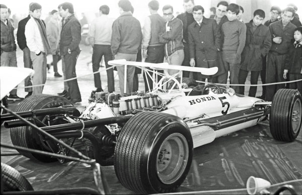 (01-8c)(199-14) 1968 Honda F1 RA302.jpg
