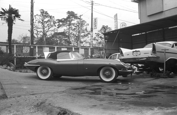 (01a-1b)(077-23) 1961 Jaguar E-type 3.8Litre Roadster.jpg