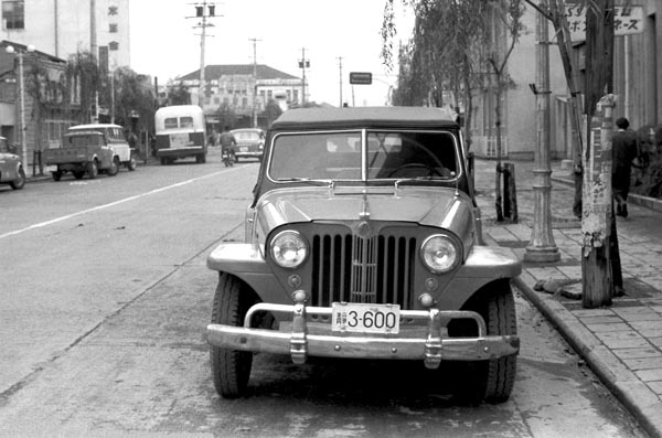 (03-1a)(001-00) 1948-49 Willys Jeepster 2dr Fheaton.jpg