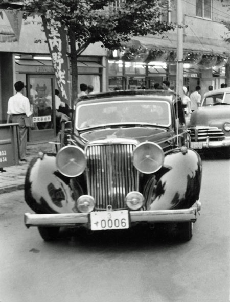 (03-1a)029-44 1946-49 Jaguar 3.5litre Saloon (新宿歌舞伎町）.jpg
