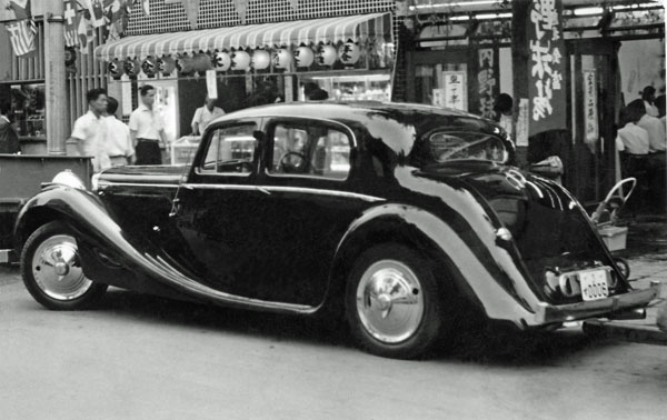 (03-1c)029-46 1946-49 Jaguar 3.5Litre Saloon.jpg