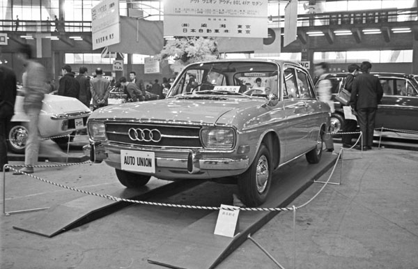 (03-2a)(192-04) 1968 Autounion Audi 80L 4dr Limousine.jpg