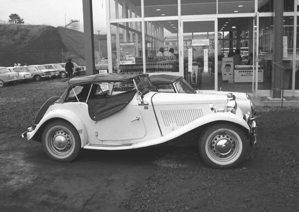 (03-2d) 1951 MG TD Roadster.jpg