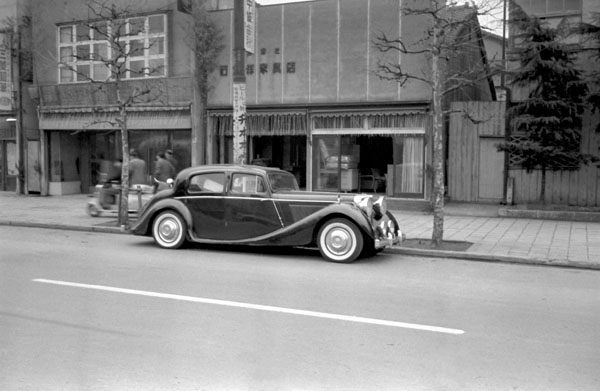 (03-2d)029-32 1946-49 Jaguar 3.5Litre Saloon(MkⅣ).jpg