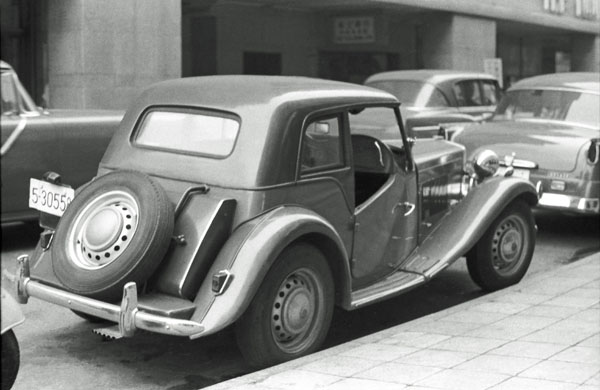 (032-27) 1951 MG TD Hardtop.JPG