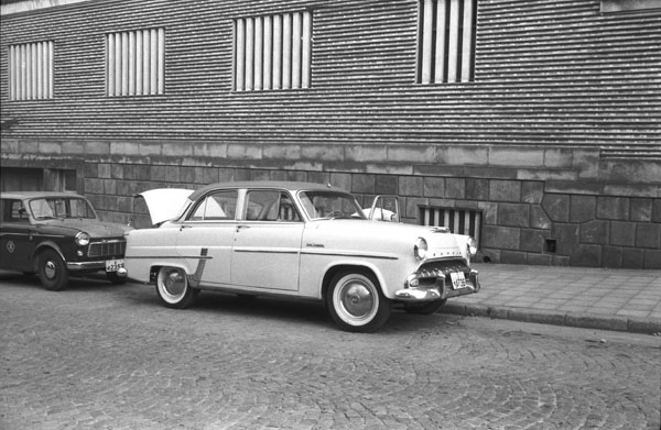 (04-14b)(077-30) 1954 Hudson Jet-liner／1959 Datsun 1000 Truck Wagon.jpg