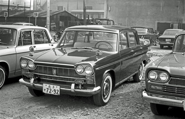 (04-1a)(126-38E) 1961-68 FIAT 2300 4dr Berlina.jpg