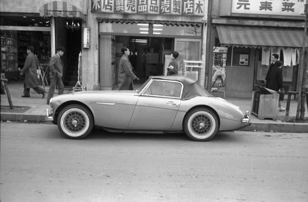 (04-1b)(090-03) 1956-59 Austin Healey 100Six.jpg