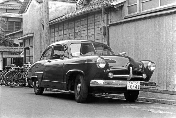 (04-1c)(001-22)b 1951-52 Henry J Standard 2dr Sedan.jpg