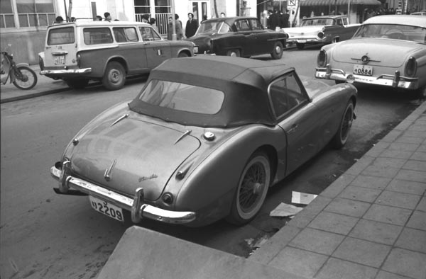 (04-1c)(090-02) 1956-59 Austin Healey 100Six.jpg