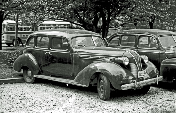 (04-2a)(069-20) 1937 Hudson CustomEight 75 4dr Sedan.jpg