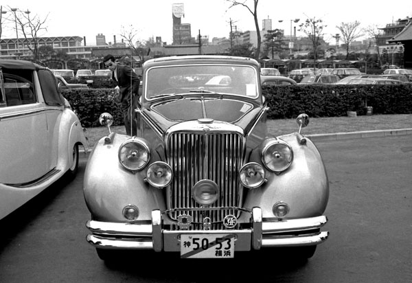 (04-4a)237-27 1948 Jaguar MkV Saloon.jpg
