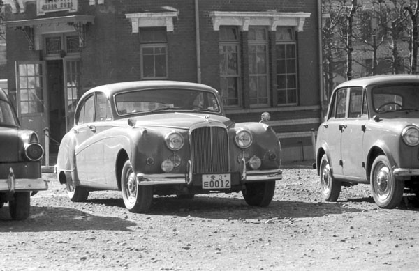 (06-1a)(042-18) 1956-58 Jaguar MkⅧ Saloon(東京駅丸の内).jpg