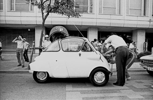 (06-1b)(248-35) 1956 BMW Isetta 250.jpg