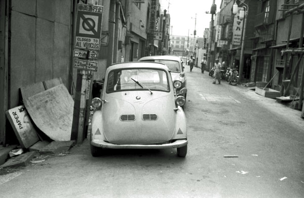 (07-1a)(102-07) 1960 BMW Isetta 300 Cabin Scooter.jpg