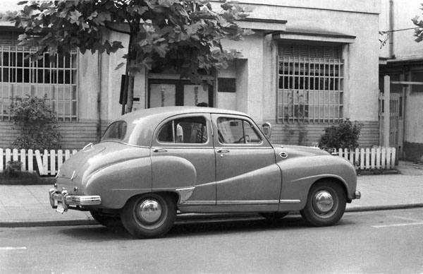 (07-1b)(039-25) 1950-54 Austin A70 Hereford Saloon.jpg