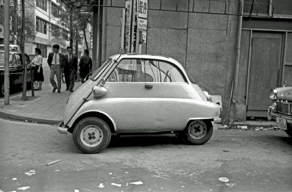 (07-1c)(102-04) 1960 BMW Isetta 300 Cabin Scooter.jpg