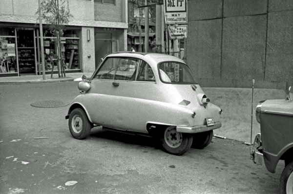 (07-1d)(102-05) 1960 BMW Isetta 300 Cabin Scoter ).jpg