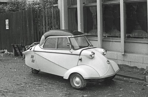 (07-1h)(025-33) 1955-62 Messerschmitt KR200 Kabinenroller.jpg