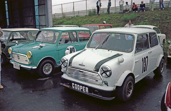 (07-6)(81-07a-35) 1969 Austin Mini CooperS MkⅡ (左） 1969 Austin Cooper1000 MkⅡ.jpg
