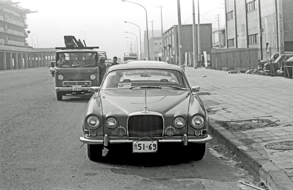 (08-1a)(126-29) 1961-64 Jaguar MkX 4dr Saloon.jpg