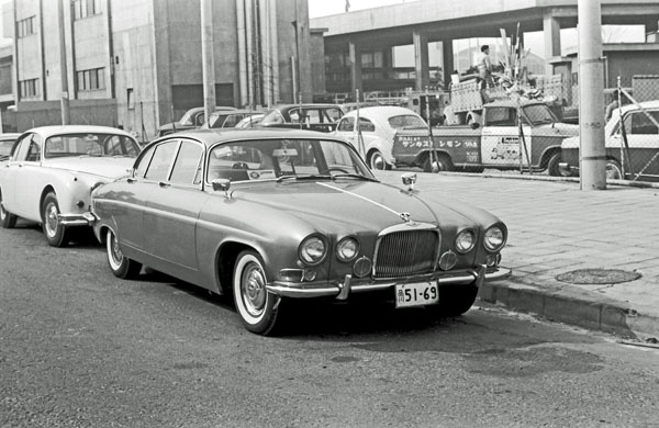 (08-1b)(126-30) 1961-64 Jaguar MkX 4dr Saloon.jpg