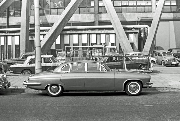 (08-1c)(126-31) 1961-64 Jaguar MkX 4dr Saloon.jpg