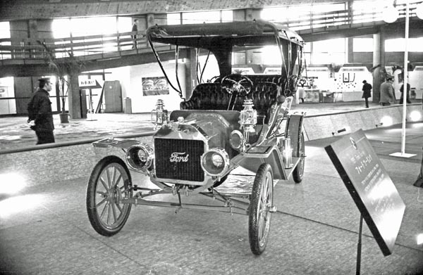 (09-1a)1909 253-05 1909 Ford Modrl T Touring.jpg