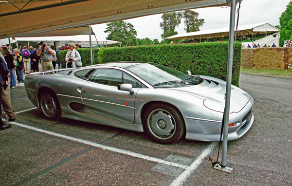 (09-1c)(00-25-06) 1997 Jaguar XJ 220.jpg