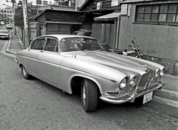 (09-1c)269-19 1966-68 Jaguar 420G Saloon.jpg