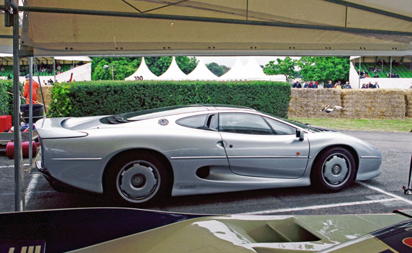 (09-1d)(00-25-07) 1997 Jaguar XJ 220.jpg