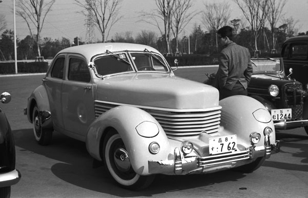 (09-4)(144-28) 1937 Cord 810 4dr Sedan.jpg