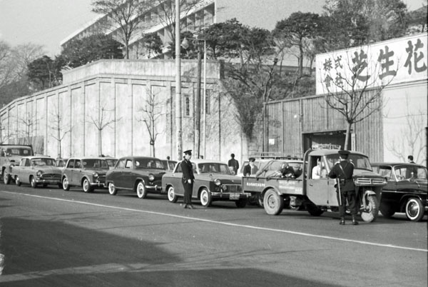 (09-4a)(081-01) 1959 Kurogane(くろがね) Type KY／1960 Datsun Bluebird／1957 Austin A50.jpg