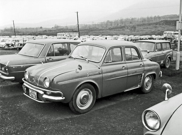 (10-15b)(149-71) 1958-62 Renault Dauphine-Gordini 4dr Saloon.jpg