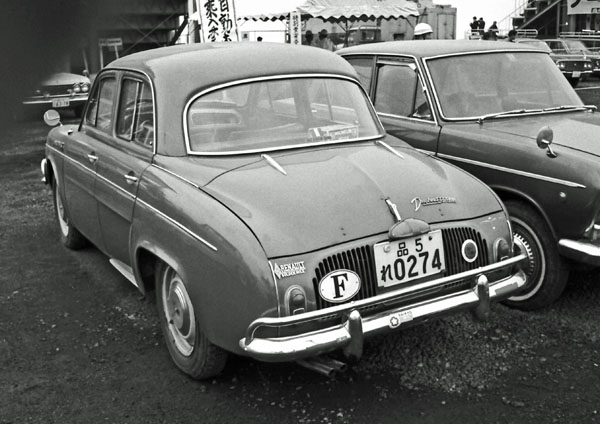 (10-15c)(149-70) 1958-62 Renault Dauphine-Gordini 4dr Saloon.jpg