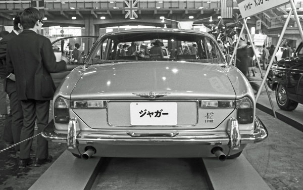 (10-1d)(209-22) 1970 Jaguar XJ6 4.2Litre.jpg