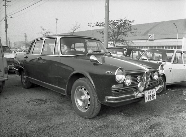 (12-1a) 229-60 1966 Alfa Romeo 2600 Berlina.JPG